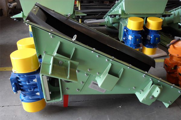 VIBRATING FEEDER