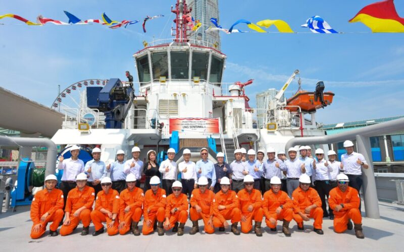 Hong Kong unveils LNG dual-fuel tugboats