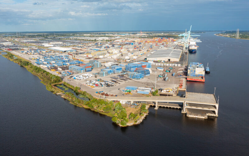 JAXPORT 接收两台新型岸边起重机