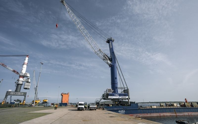 Bremerhaven adds low-emission crane to cargo fleet